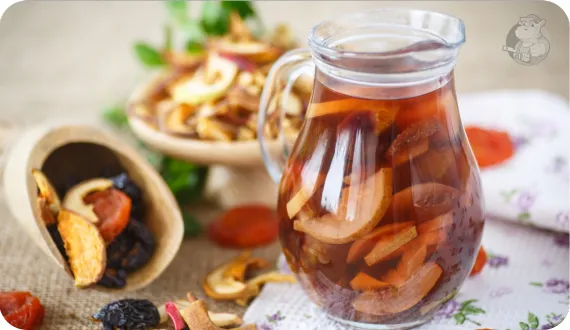 kompot z suszu na wigilię w dzbanku gotowy do podania na stół